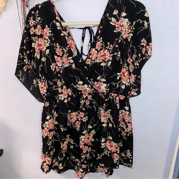 Torrid Large Blouse Size 0 Black and Red Floral - Picture 4 of 4